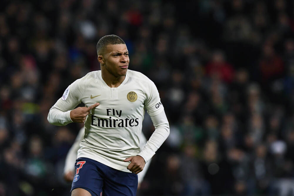 怒了🔥霍伊伦被拉倒犯规，从对手手里取球失败随后怒吼对方